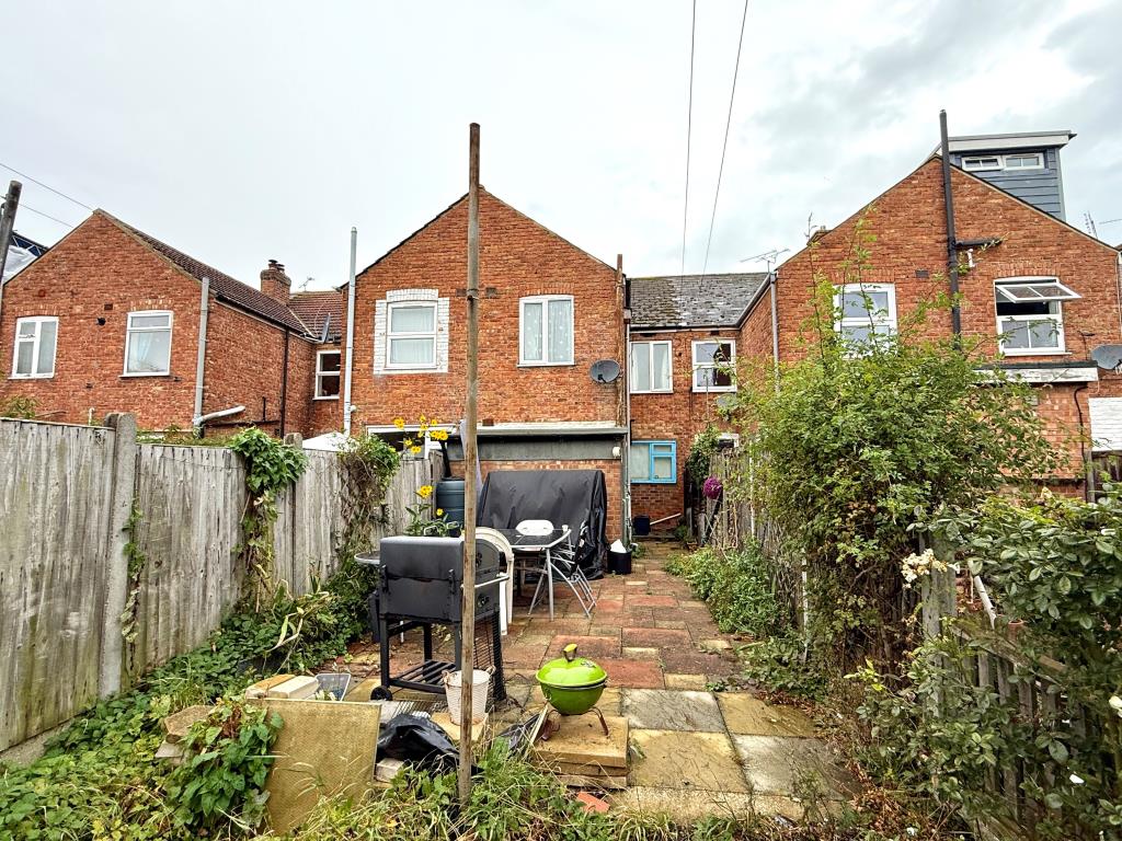 Lot: 132 - THREE-BEDROOM HOUSE FOR IMPROVEMENT - Rear elevation & patio area